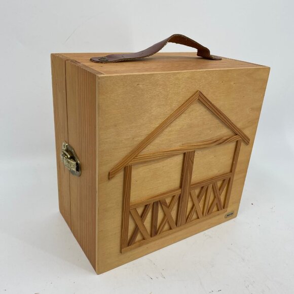 Breyer Brown Vintage Horse Barn Playset | Includes Dolls & Accessories - Picture 8 of 11